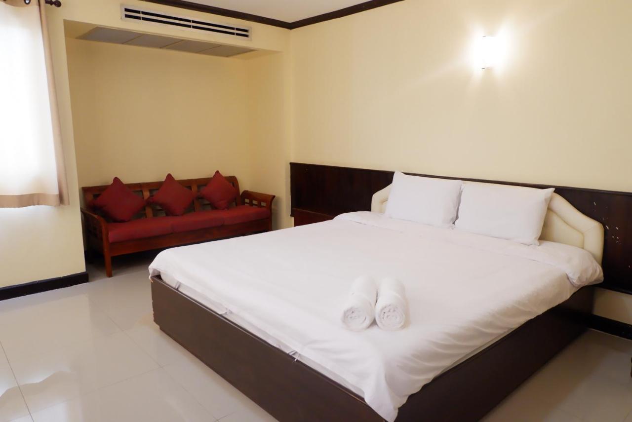 Auychai Grand Hotel Lang Suan Buitenkant foto