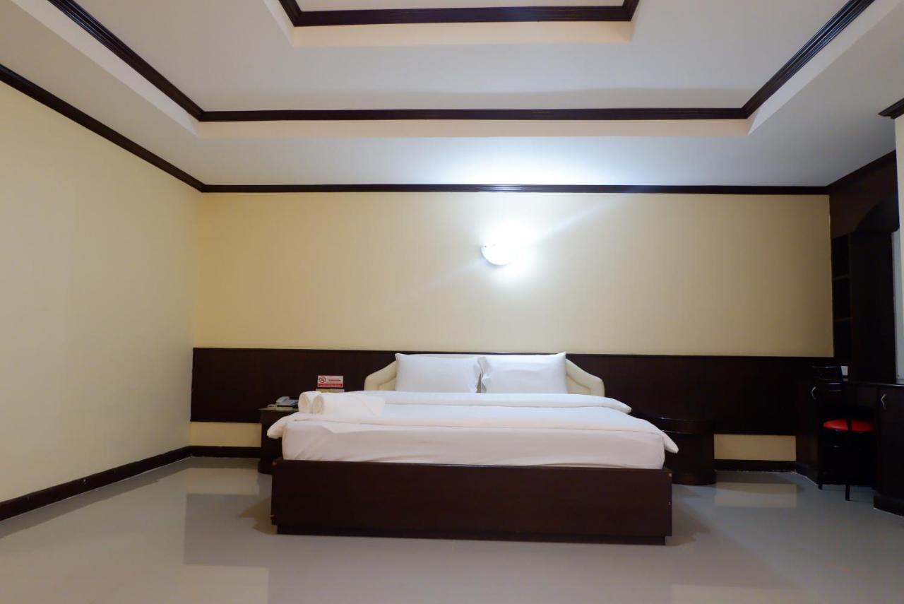 Auychai Grand Hotel Lang Suan Buitenkant foto